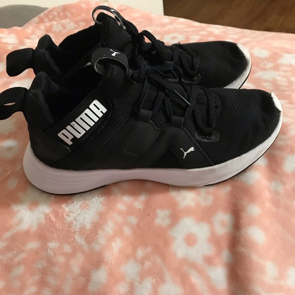 Puma black and white kids boy shoes size: 4 the side of the shoes paint came off